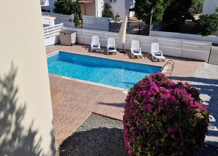 In Paphos * マンドリア